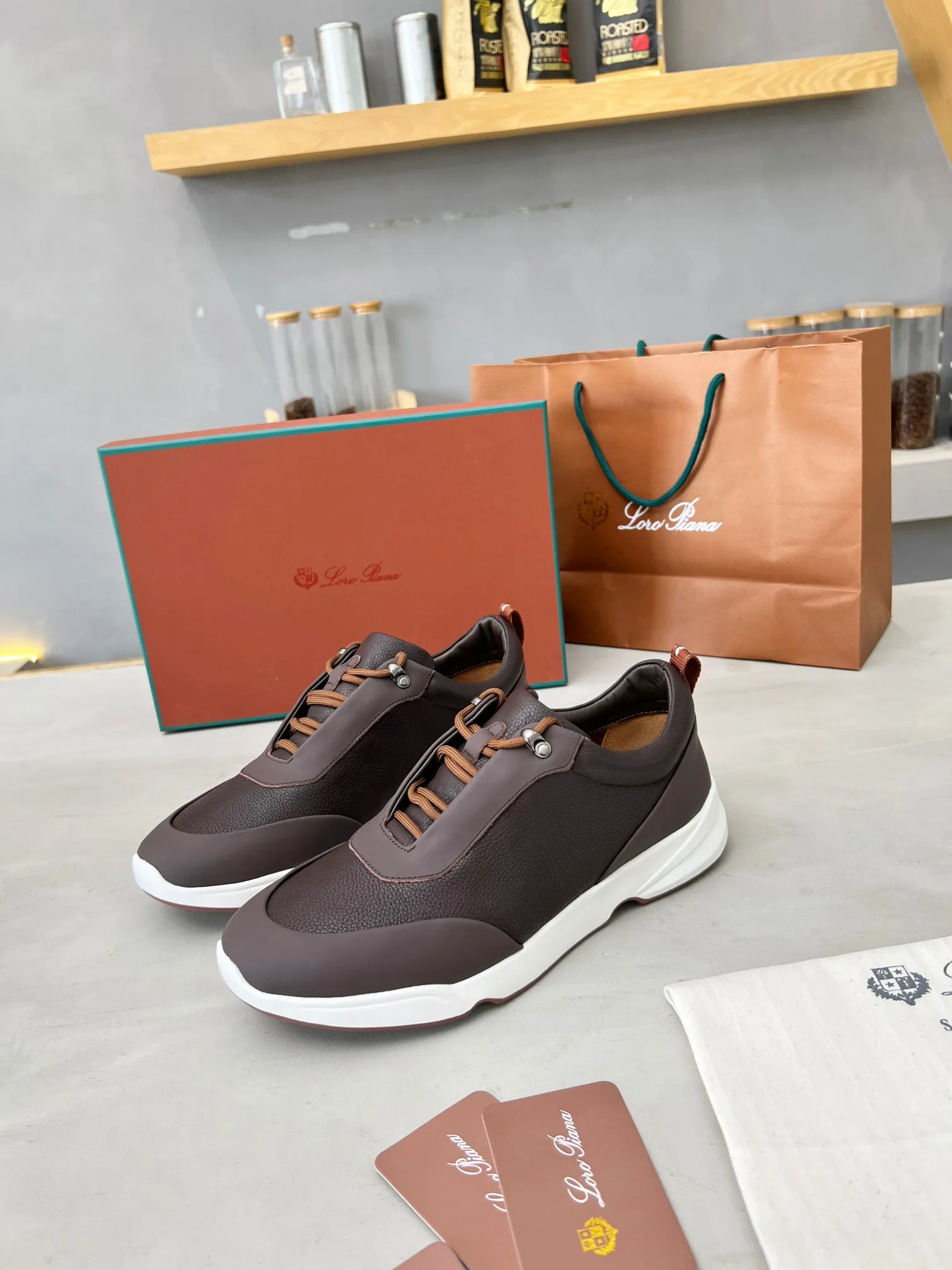 Men's shoes 💰660 🧚‍♂️Loro Piana*👉Top genuine grade👉Buy the original 1:1 copy💯💯💯 Founded the existing Loro Piana company on April 24, 1924. It is now the sixth generation of family business, providing top-quality products to customers who are discerning about taste and quality. ❤️ Imported silk calfskin and South Korean natural cowhide. The interior is made of imported A-grade water-dyed cowhide. 💯💯💯 Original molded base. 💯Authentic packaging code number: 39-46